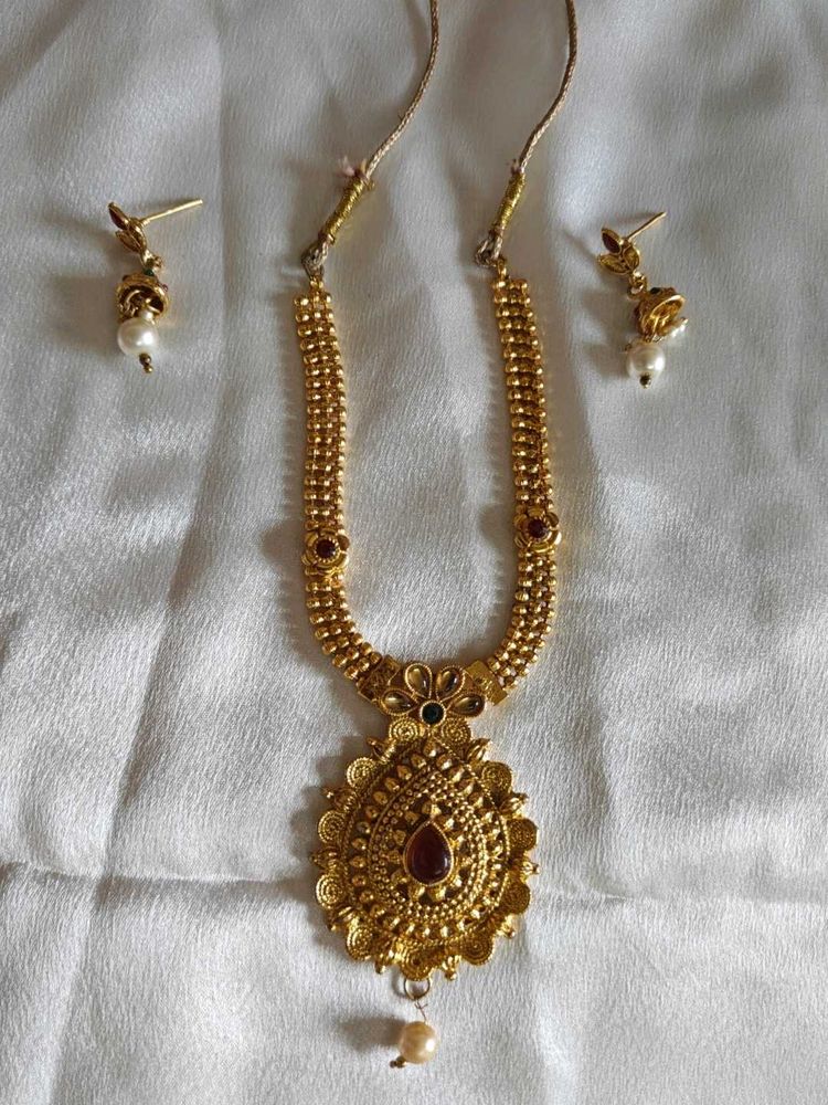 Gold Tone Necklace &amp; Earring Set