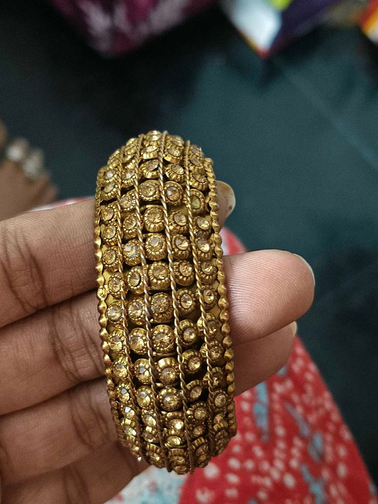 Elegant Gold-Toned Bangle