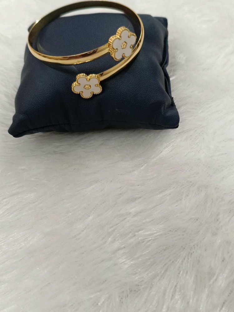 Elegant Floral Bangle Bracelet