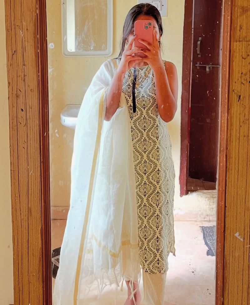 Elegant Printed Sleeveless Kurta Set