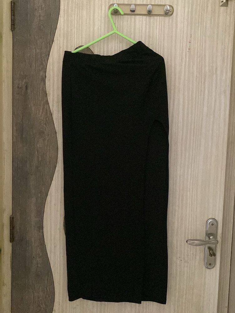 Chic Black Skirt with Slit