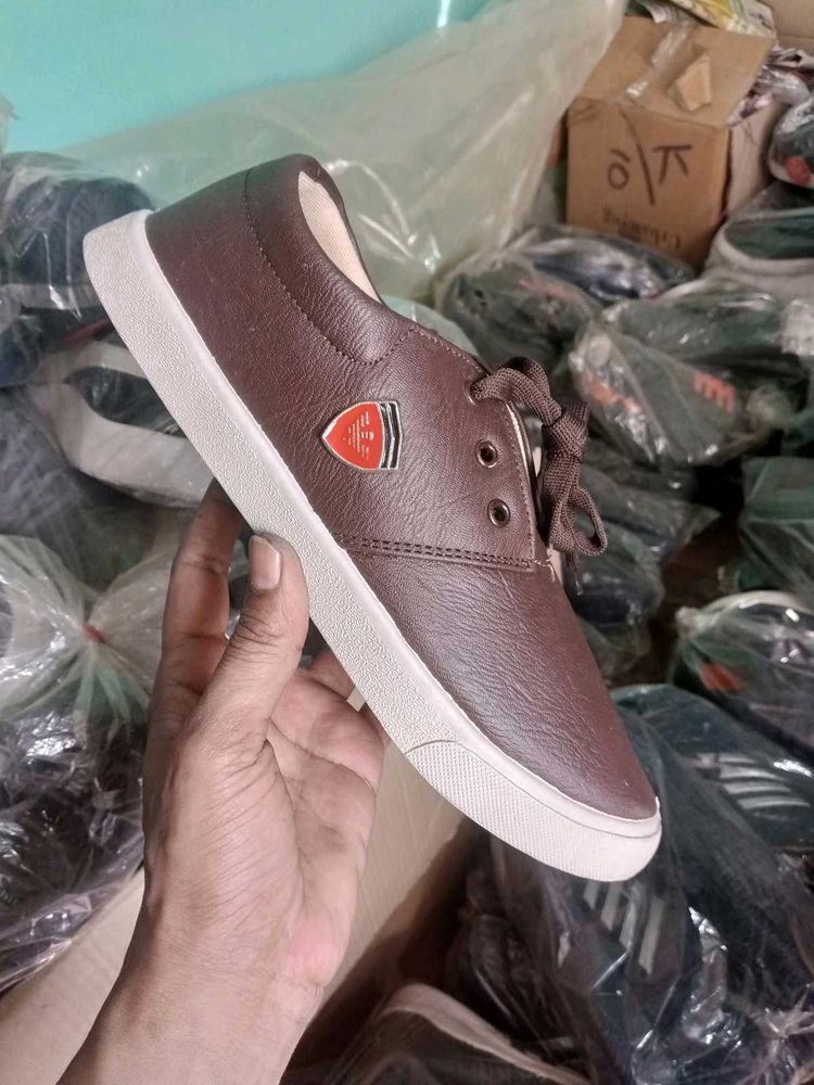 NEW NO USED CASUAL SNEAKERS SHOES FOR MEN.