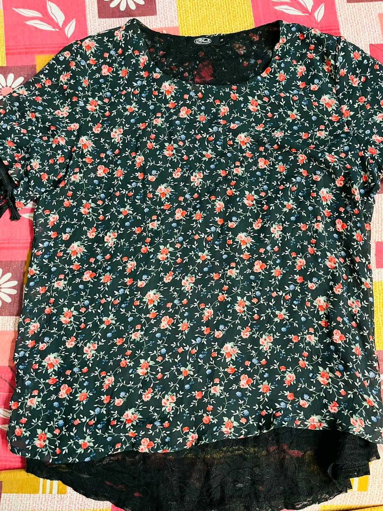 Chic Floral Print Top with Lace Trim