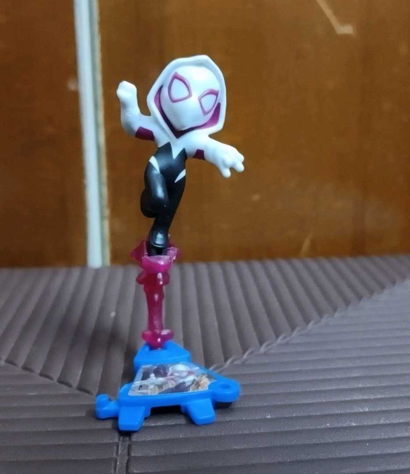 Kinder Joy Marvel spider gwen Action Figure