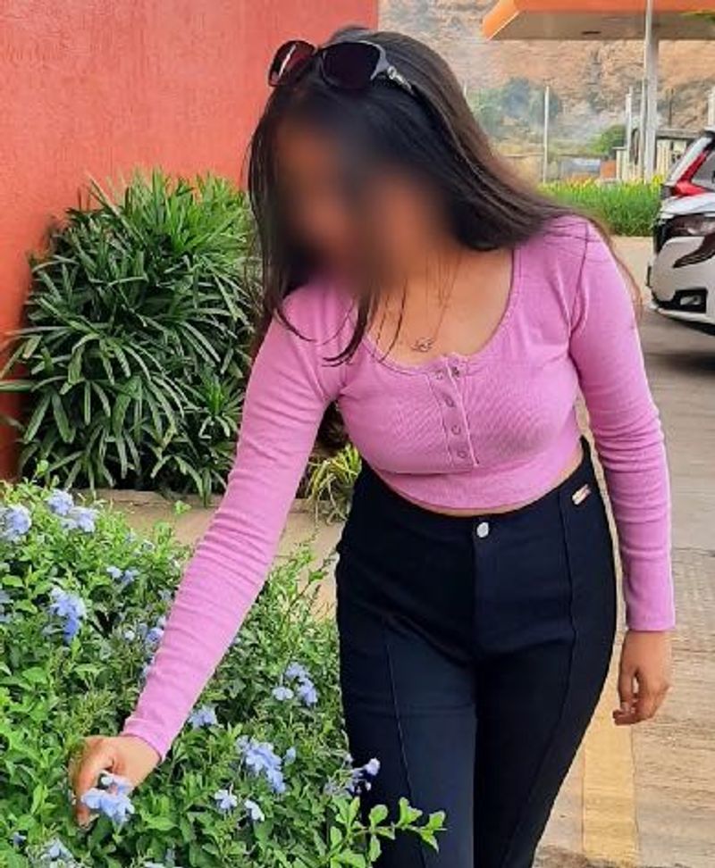 Pretty in Pink 💕 Ribbed Long-Sleeve Crop Top