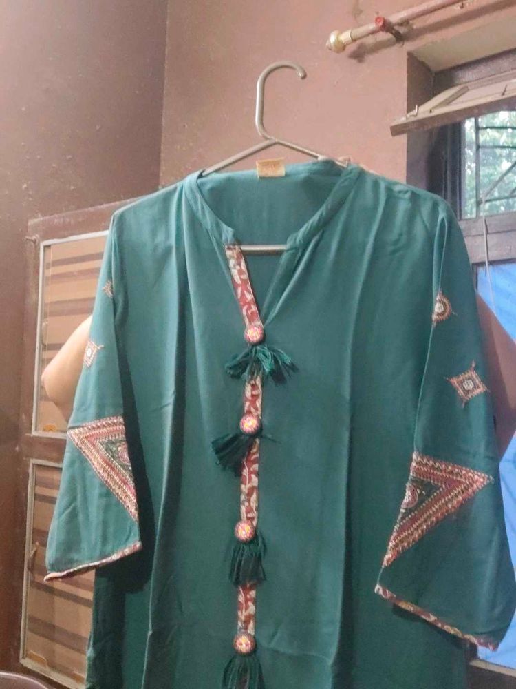 Elegant Green Embroidered Kurta