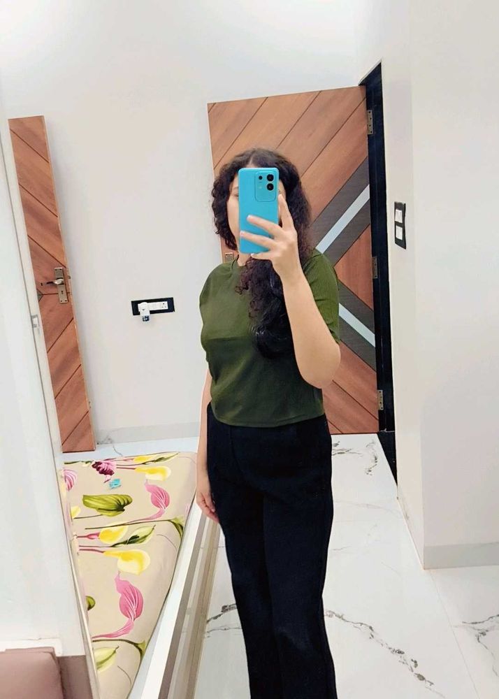 Stylish Olive Green Cropped Top 💚