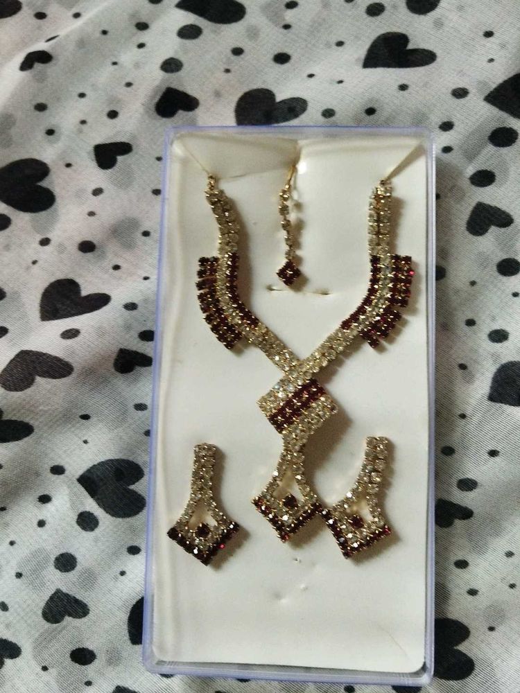 Stunning Jewel Set with Earrings