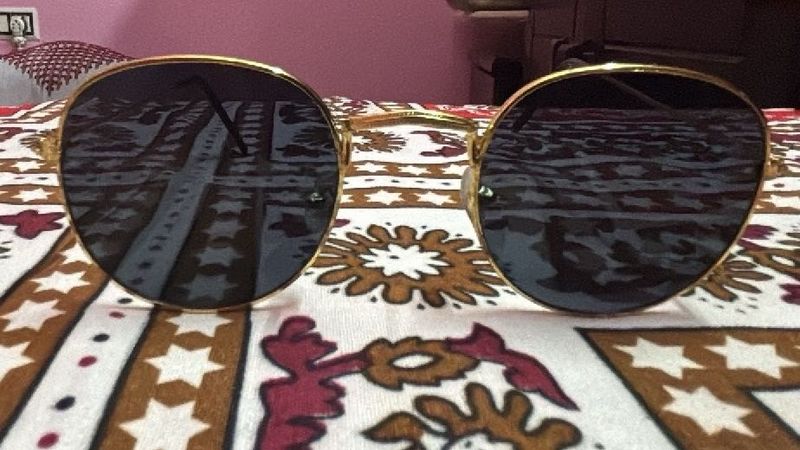 Stylish Round Sunglasses with Gold Frame