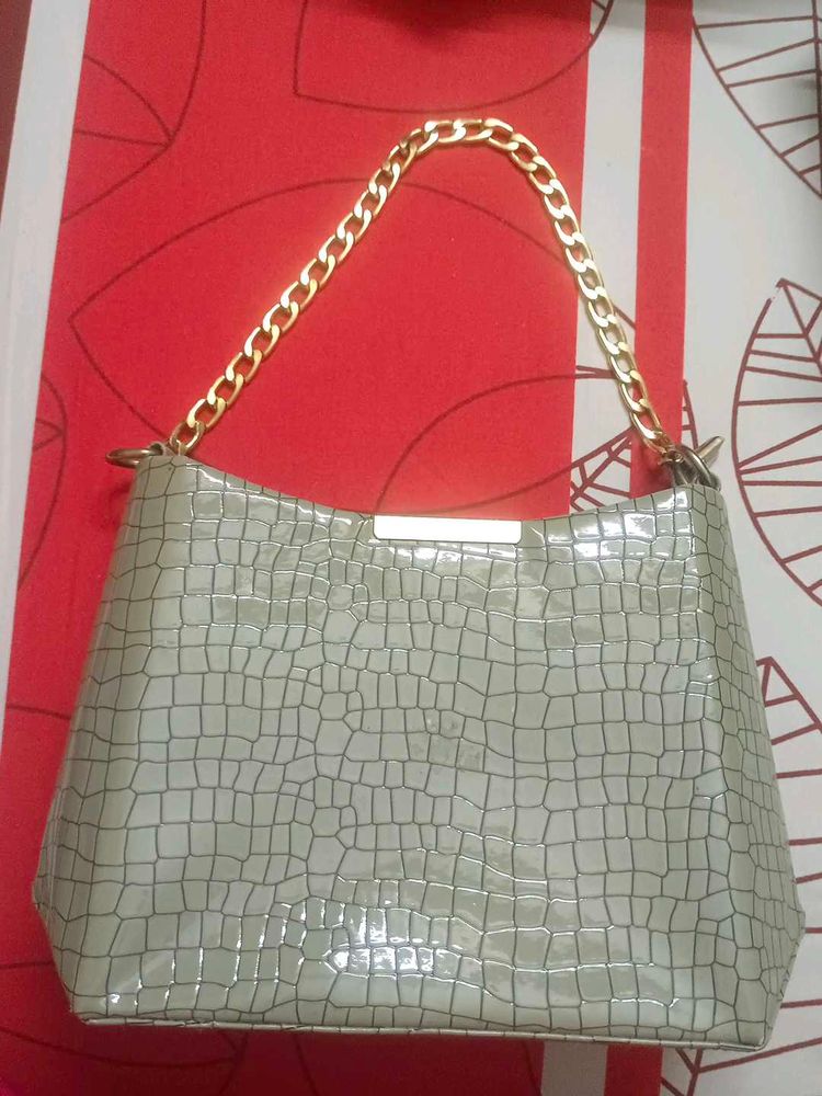 Chic Croc-Embossed Shoulder Bag with Gold Chain