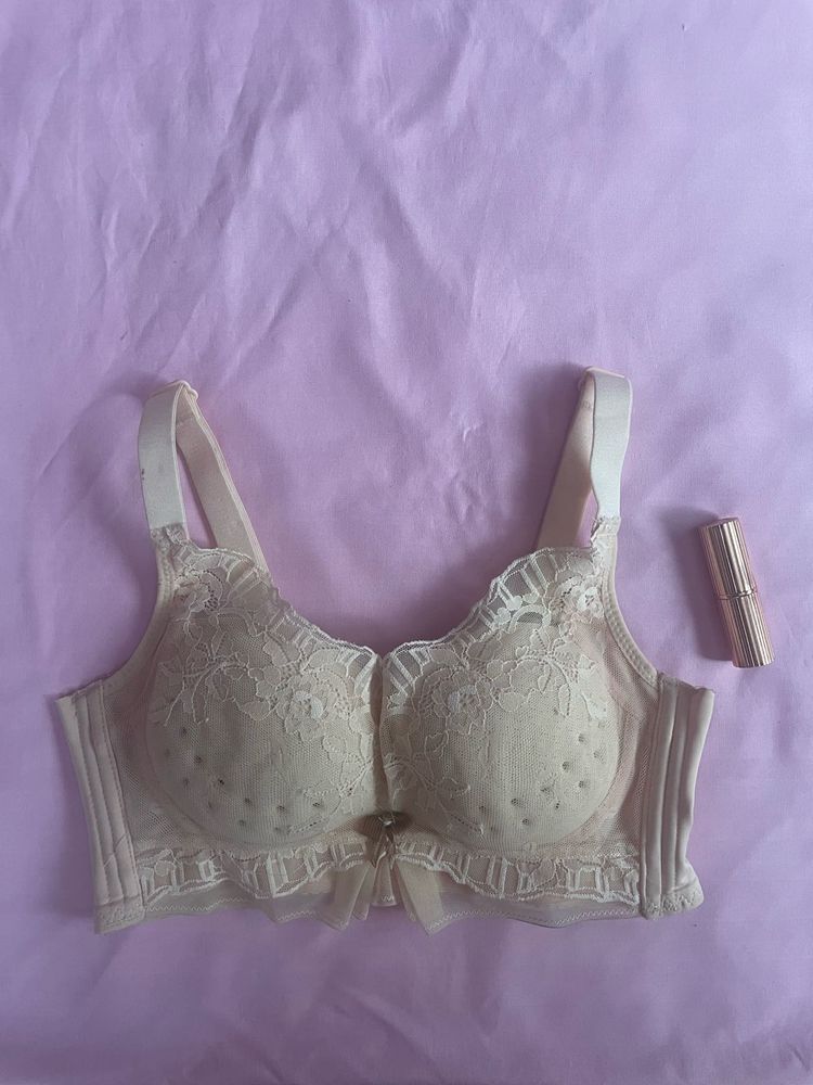 Elegant Lace Front-Closure Bra