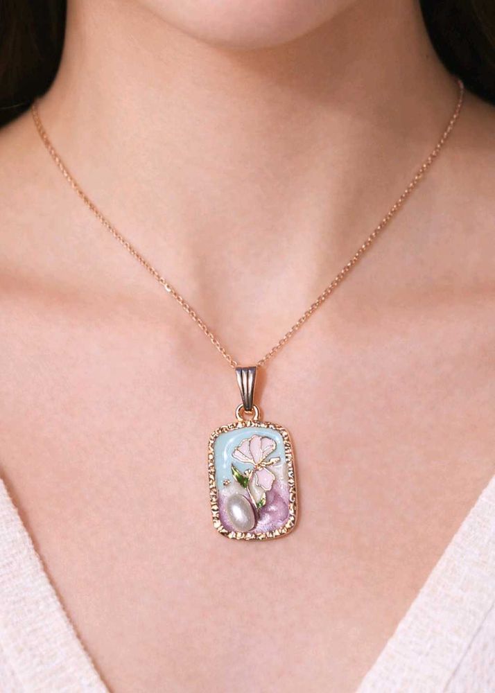 Delicate Floral Pendant Necklace