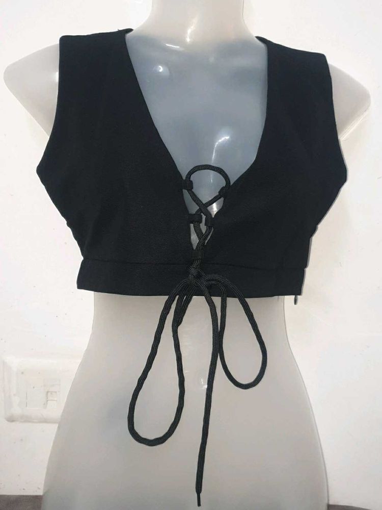 Black Lace-Up V-Neck Crop Top no 36