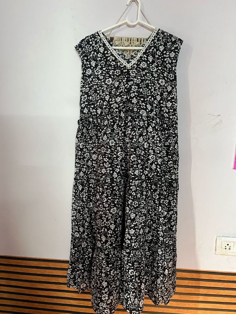 Chic Black &amp; White Floral Dress