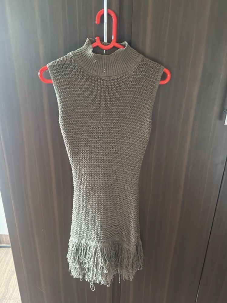 Sleeveless Knitted Tunic with Fringe