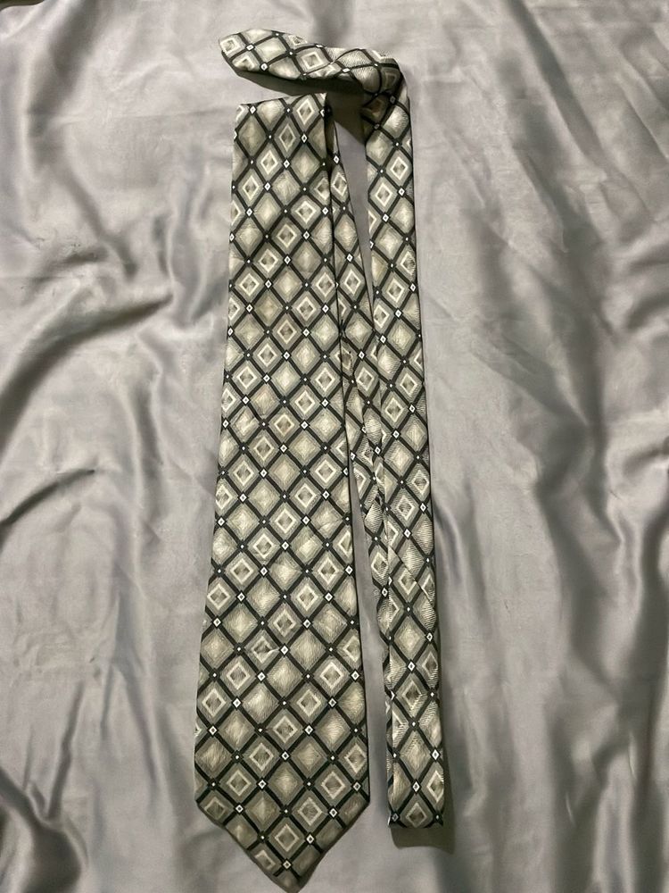 Classic Diamond Pattern Men's Tie