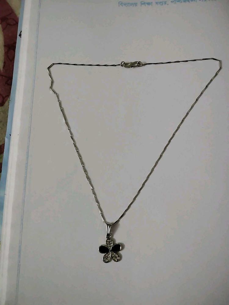 215.Flower Pendant Necklace