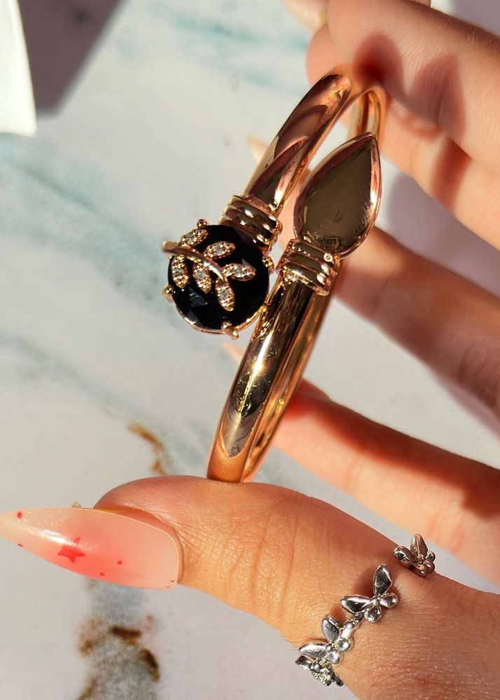 Elegant Gold Tone Bracelet with Black Stone