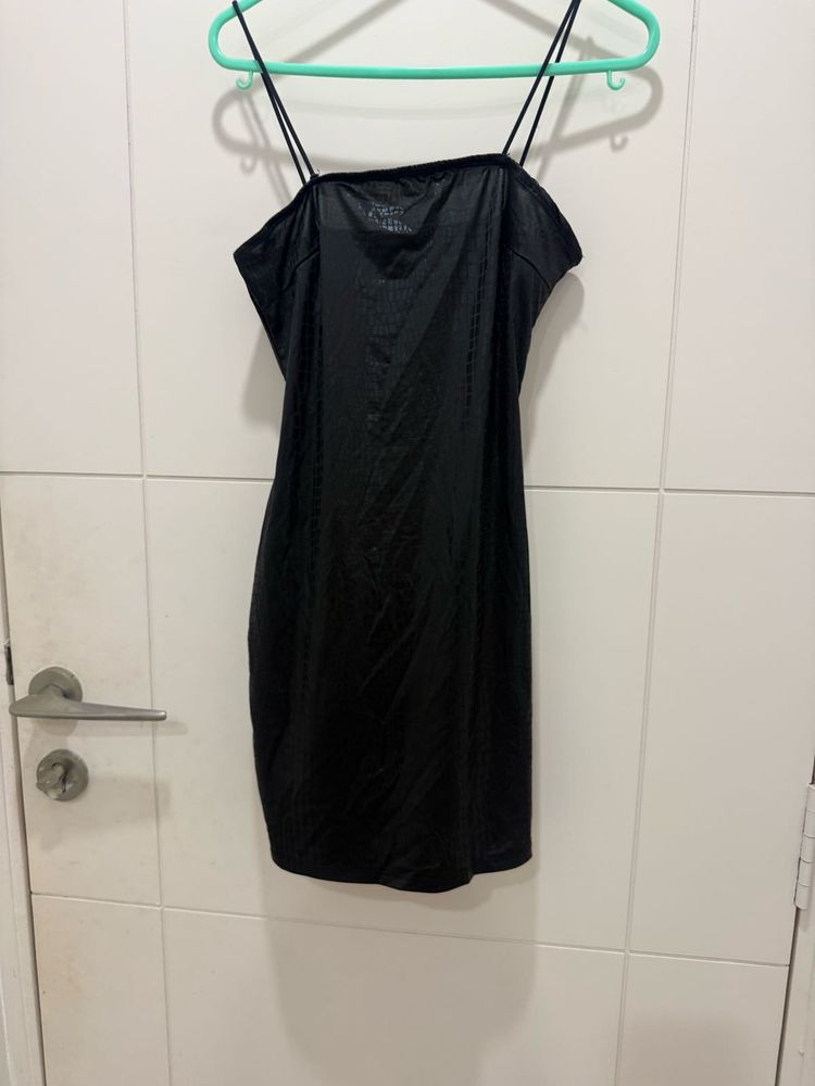 Black bodycon dress