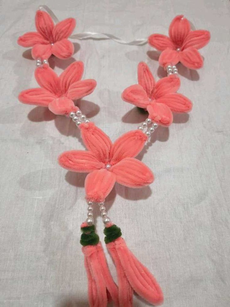 Decorative Flower &amp; Pearl Garland Necklace