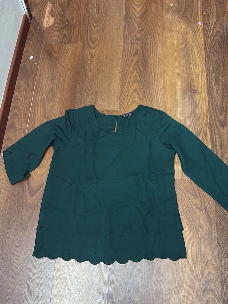 Chic Green Scalloped Hem Top