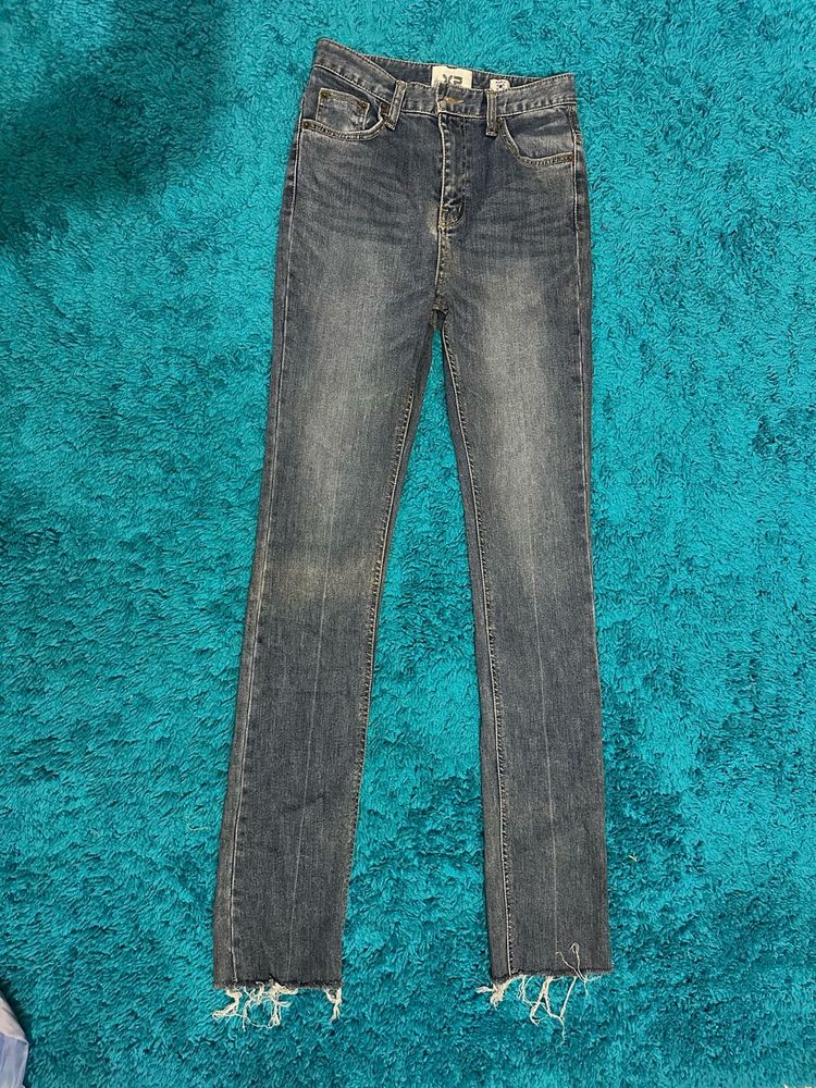 Stylish High-Waisted Denim Jeans