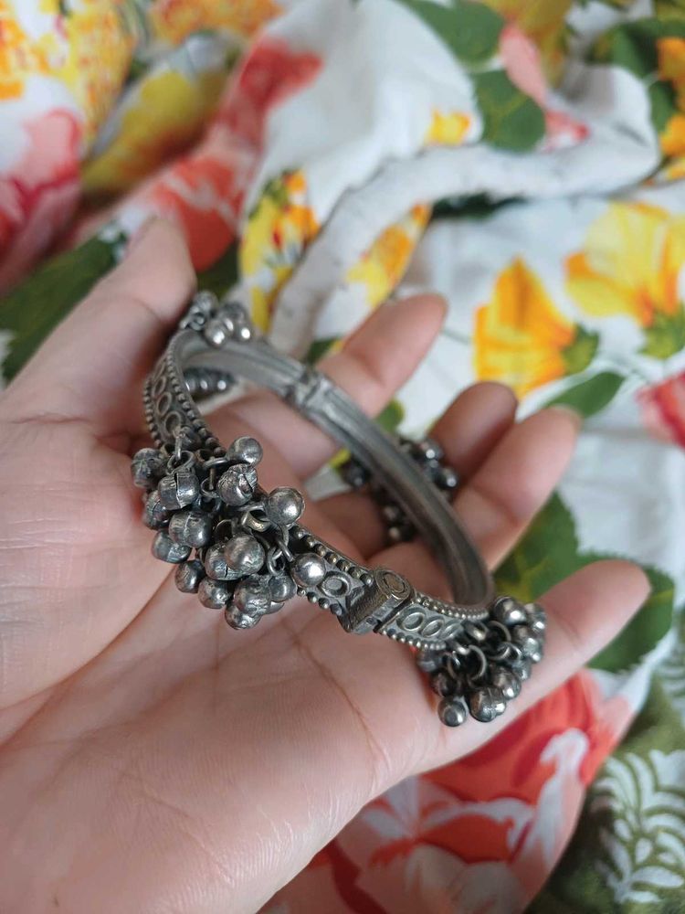 Brass silverlookalike ghungroo openable Bangle
