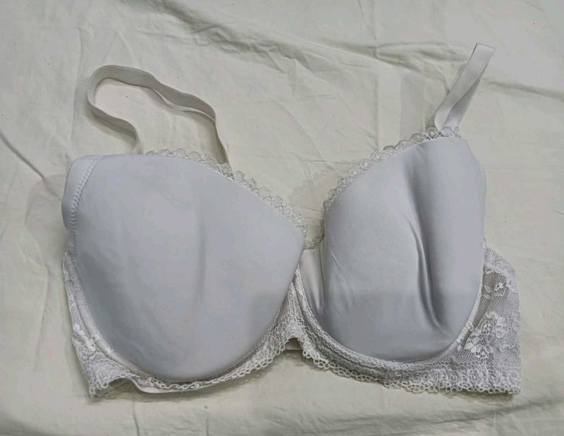 💛 White Lace Trim Padded Bra