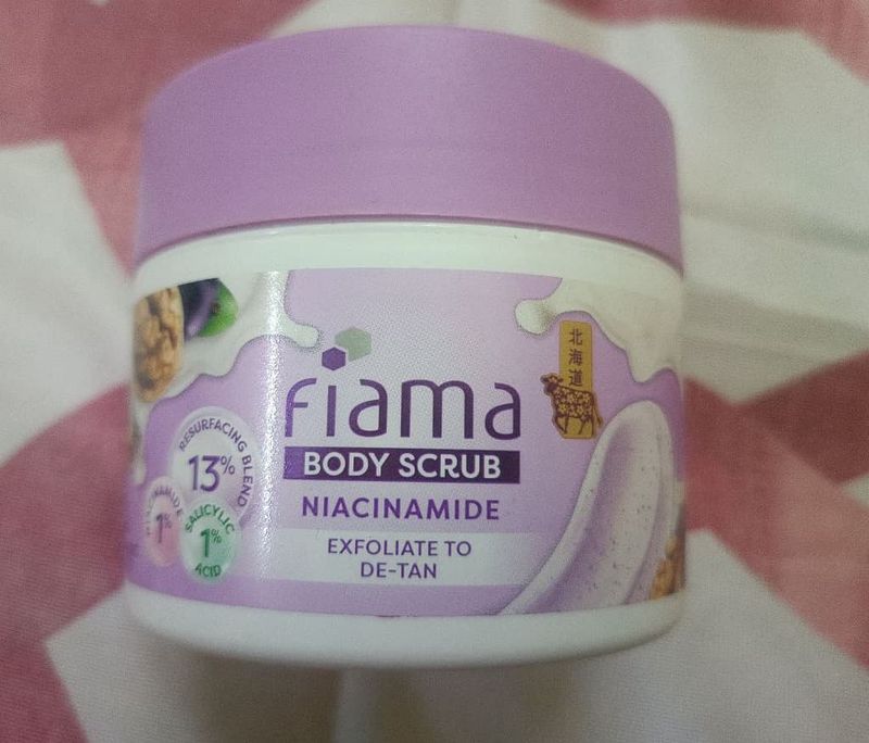 Fiama Body Scrub - Niacinamide