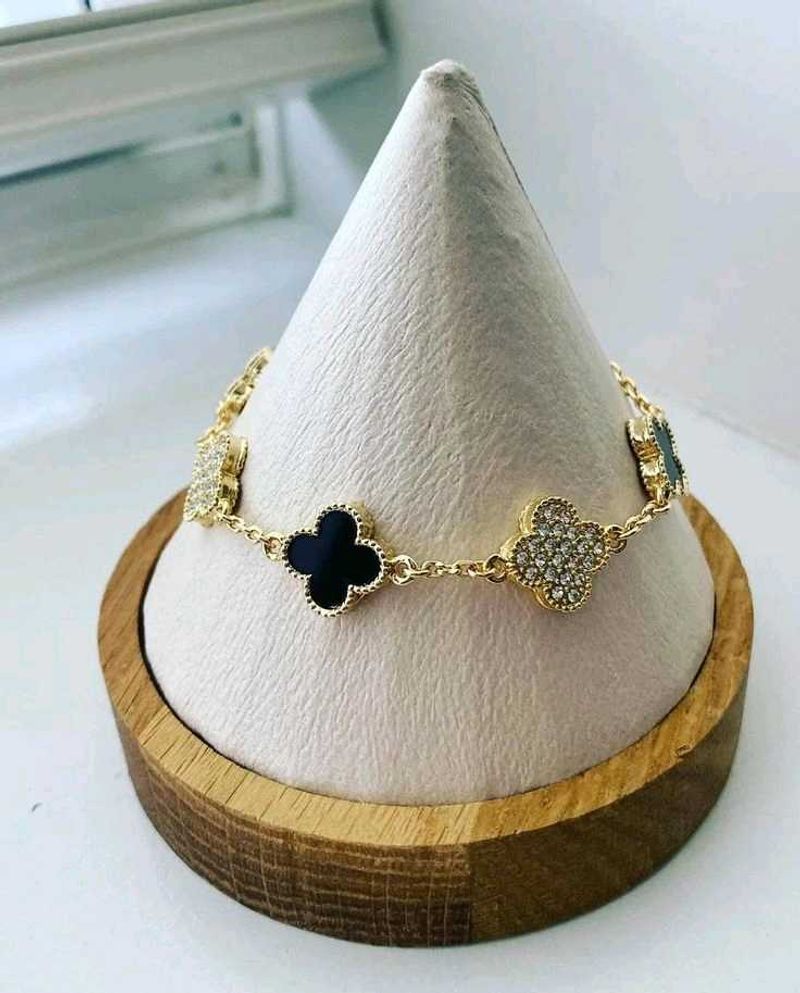 Elegant black Clover Bracelet anti-tarnish