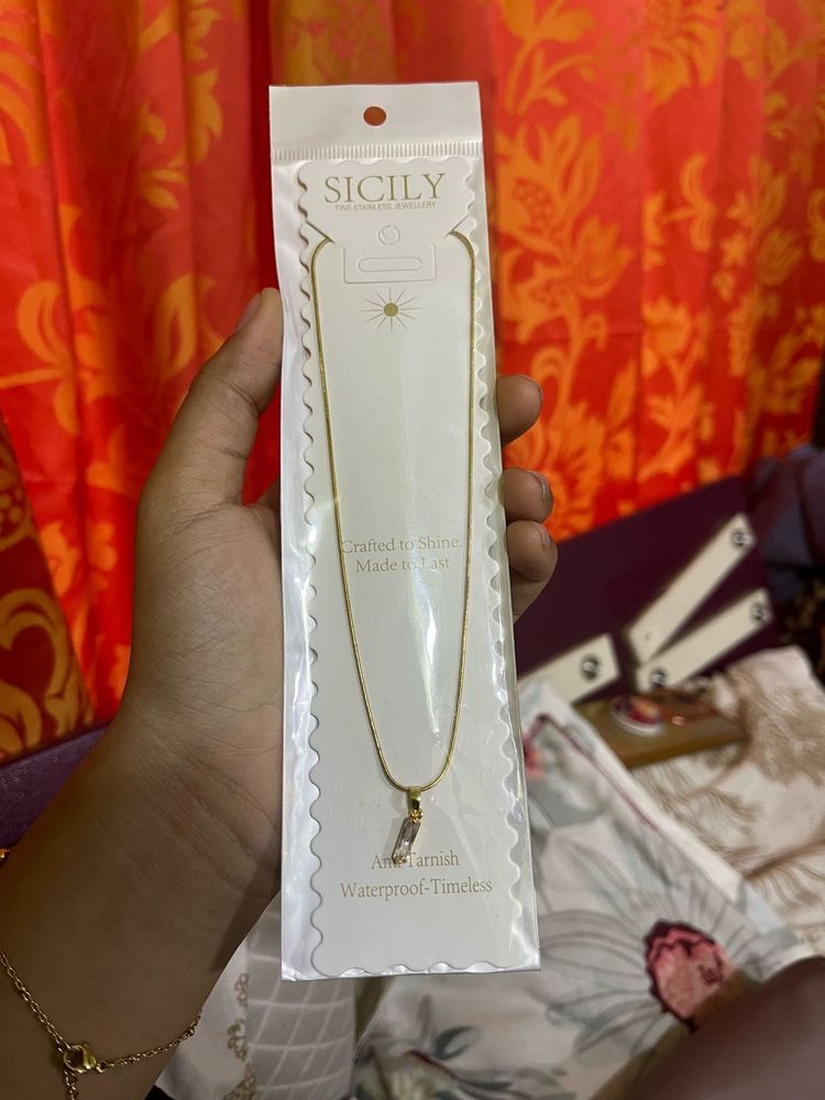 Elegant Gold Necklace with Pendant