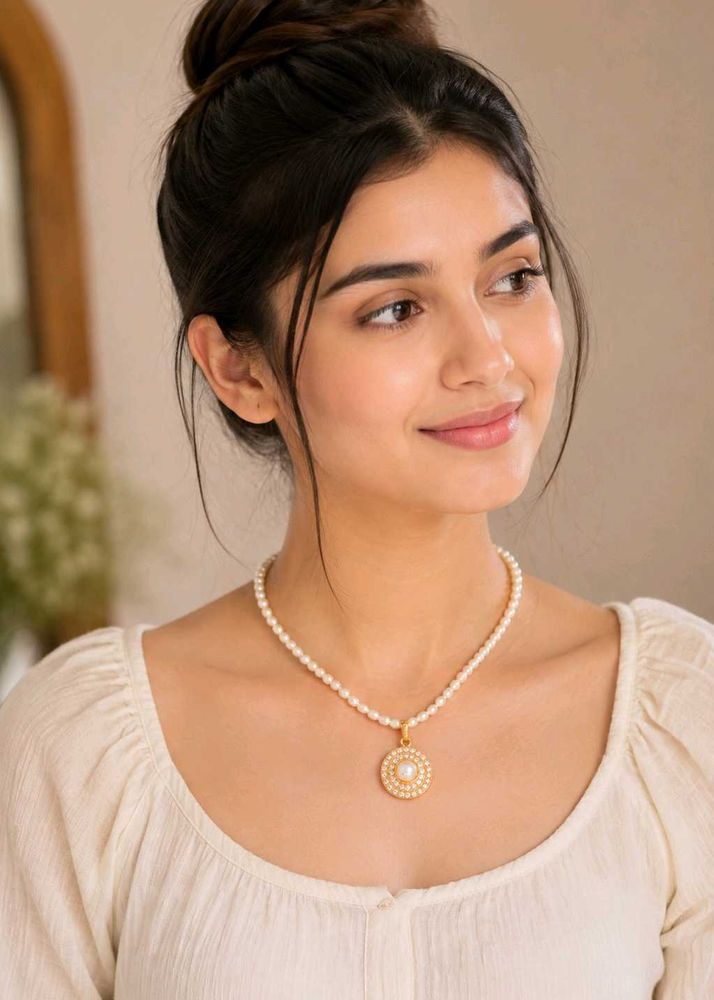 Elegant Pearl Necklace with Pendant