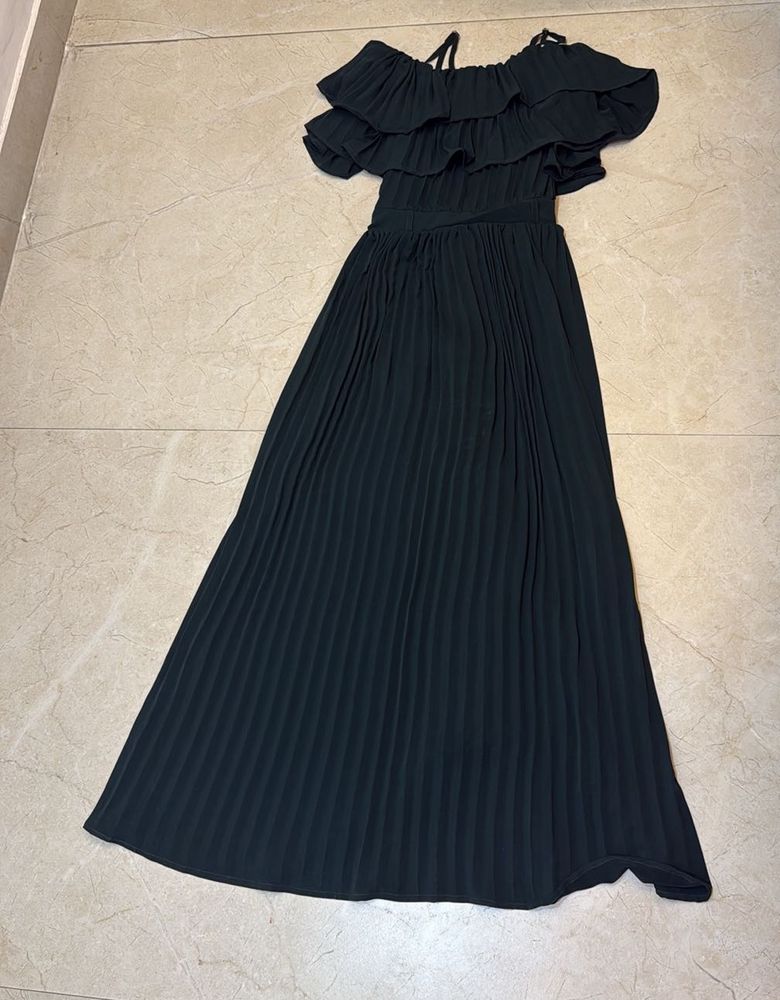Elegant Off-Shoulder Pleated Dress