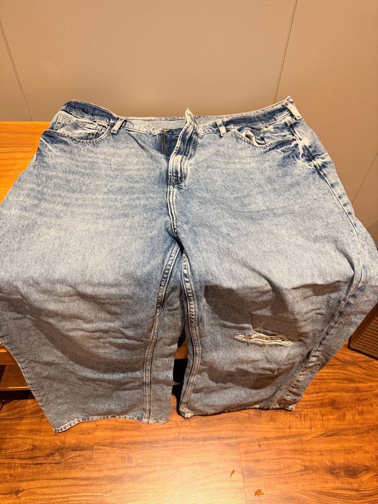 Womens Light Wash torned Jeans