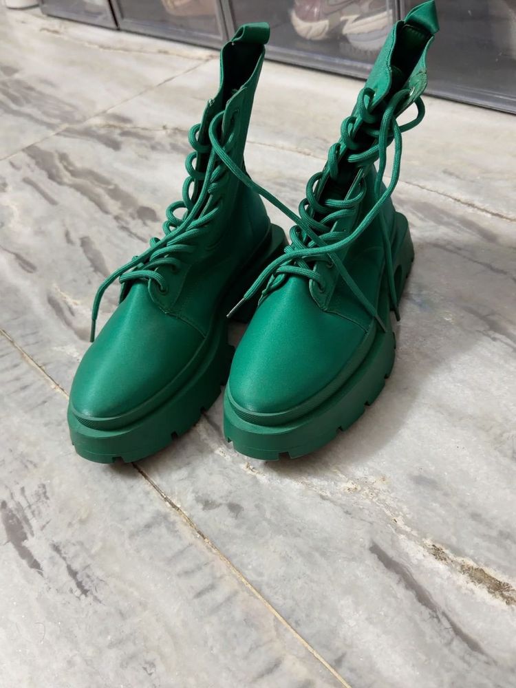 Stylish Green Lace-Up Platform Boots