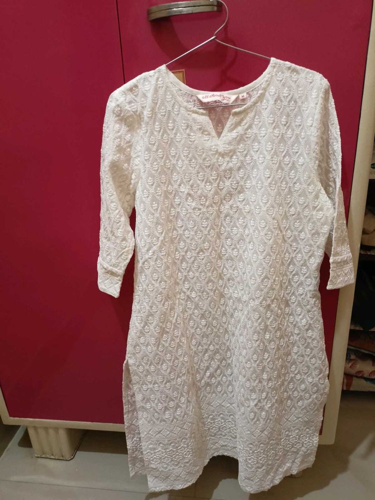 white chikankari kurti