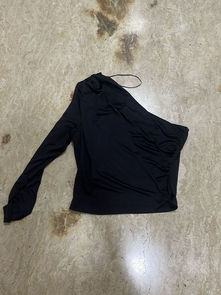 Chic One-Shoulder Black Top