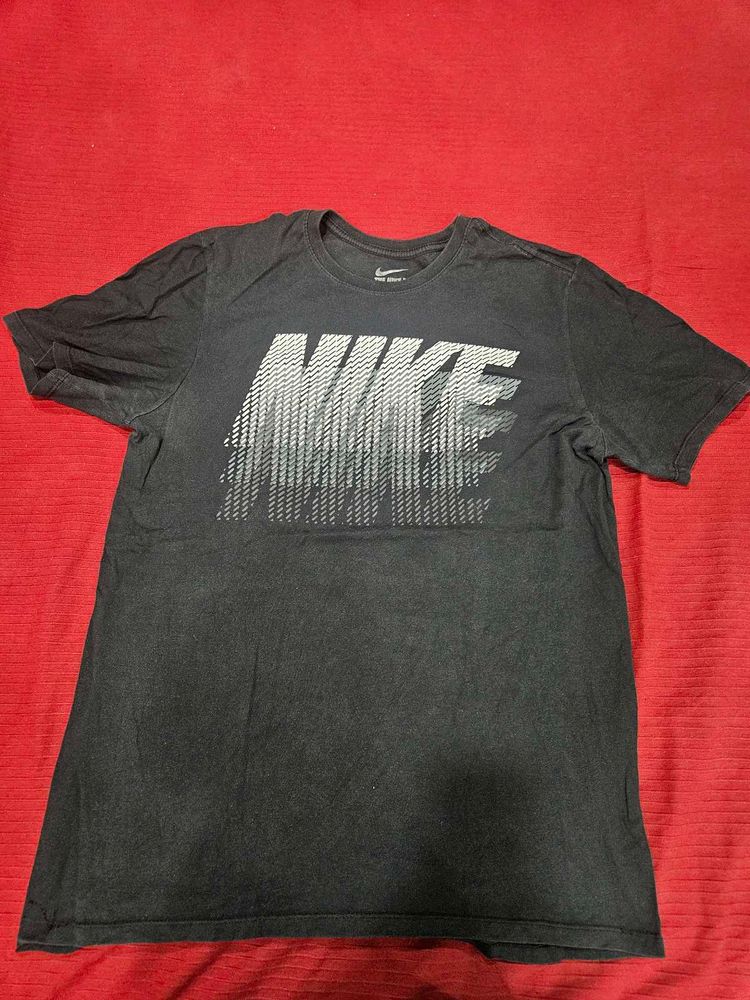 Nike Men's Black Graphic Tee