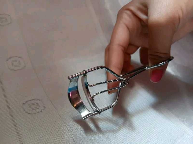 Eyelash Curler - Beauty Essential