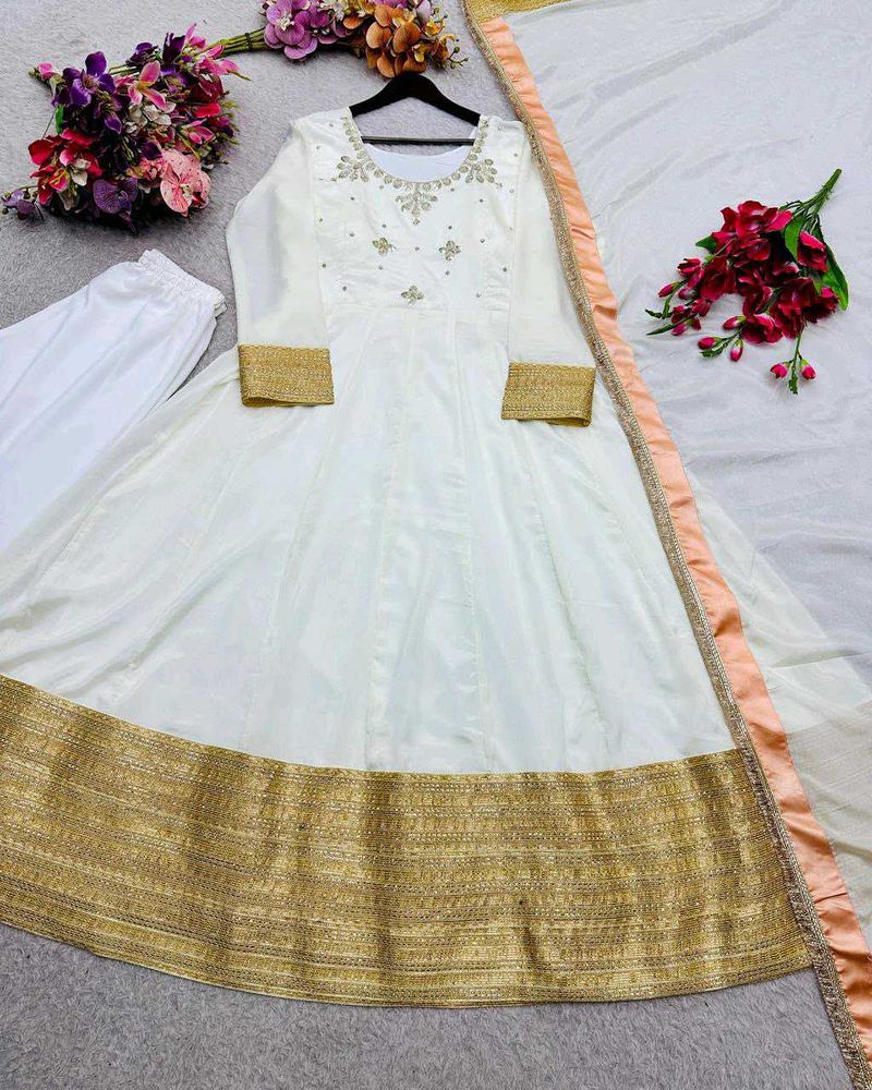 Elegant White Kurta Set with Gold Embroidery