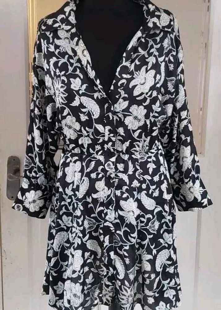 Chic Black &amp; White Floral Mini Dress