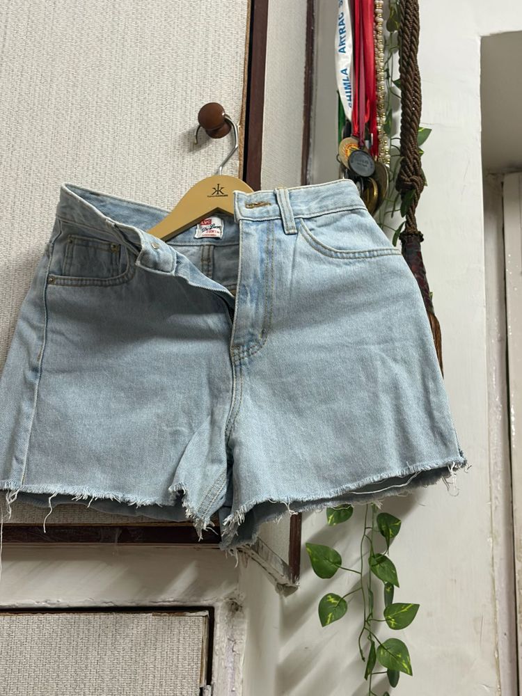 denim blue and beige shorts combo