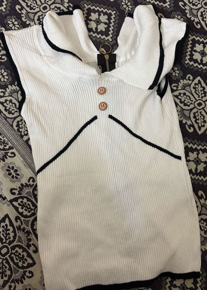 White Sleeveless Top 🤍
