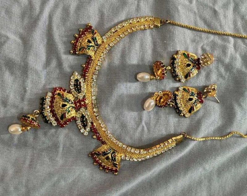 Exquisite Kundan &amp; Pearl Necklace Set