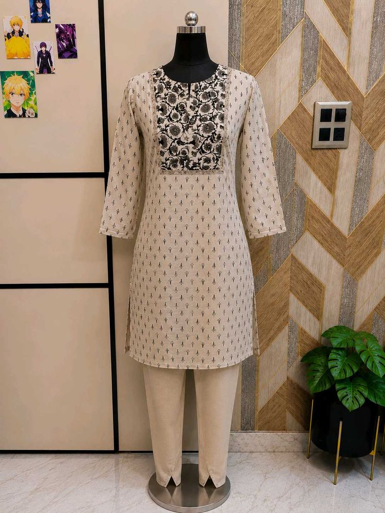 Elegant Embroidered Kurta Set M- L