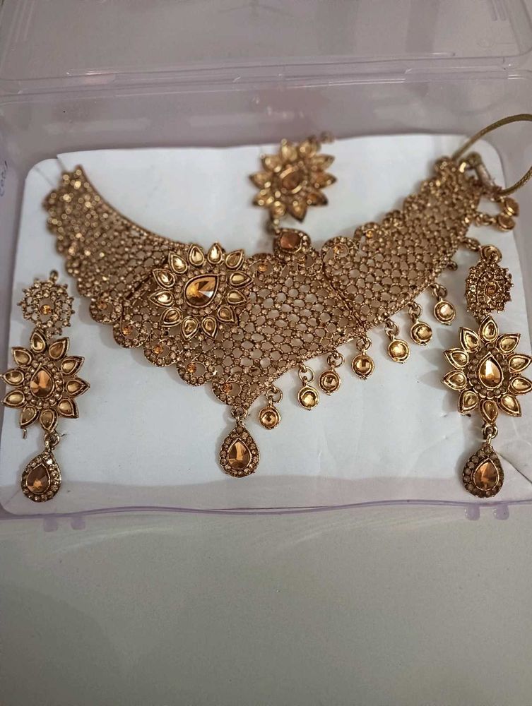 necklace, earing and 1 mang tika
