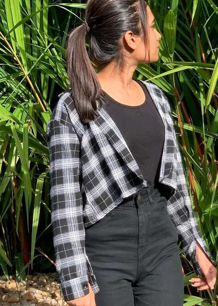 Chic Plaid Cropped Shirt