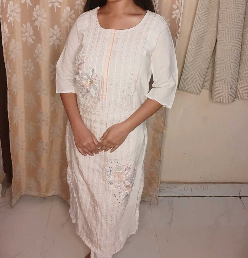 Elegant White Kurta with Floral Embroidery