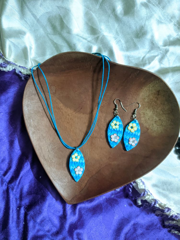 BEACHY PENDANT CHARMS WITH EAR RINGS 🐚🏖️🦀🩴