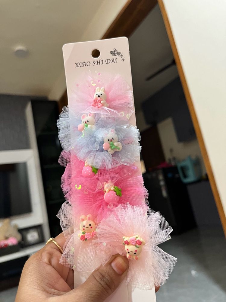 single pair price mention Cute Hair Clips Set for